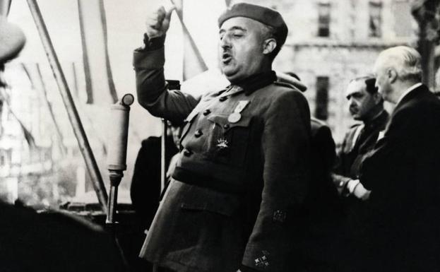 Un grupo de militares retirados firma un manifiesto en defensa de Franco