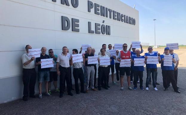 Los funcionarios de prisiones se concentran en Mansilla para pedir soluciones a las agresiones