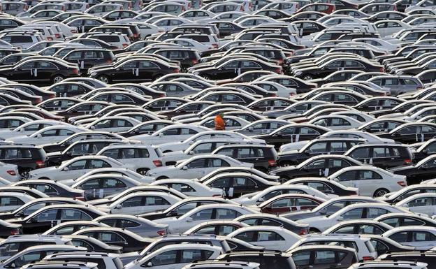 Trump suspende las normas medioambientales impuestas a los automóviles