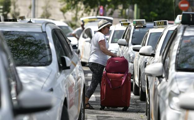 El taxi, dividido sobre si «confiar» en el Gobierno, avisa de que solo hay una «tregua» en su huelga