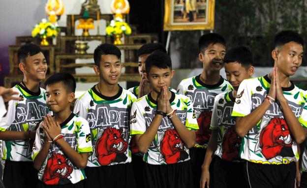 Los niños rescatados de la cueva de Tailandia finalizan su retiro espiritual