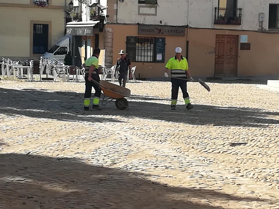 Los operarios retiran la arena de la Plaza del Grano