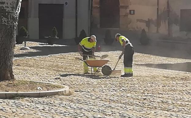 Los operarios municipales comienzan a retirar la arena de la Plaza del Grano