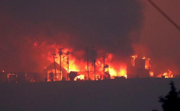 California batalla contra el mayor incendio de su historia