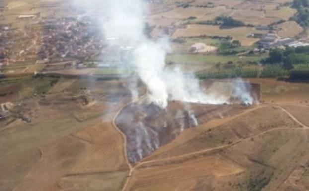 El operativo de la Junta trabaja en un fuego activo en Villamañán