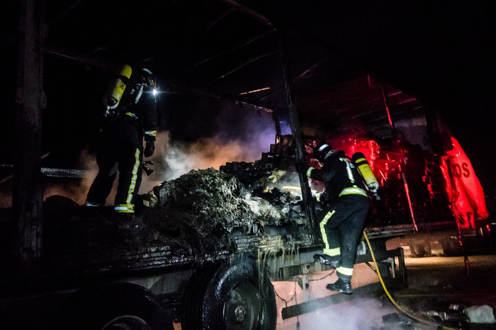 Intervención de los bomberos de León para sofocar un fuego en un camión