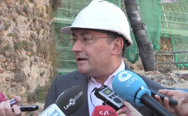 Salguero defiende «la oportuna legalidad» de los contratos firmados por López Benito