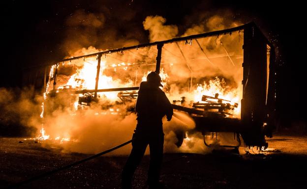 Los Bomberos de León extinguen de madrugada un incendio en un camión en la N-630