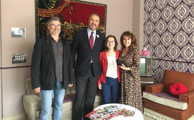 El Banco Santander se suma a los Premios Mano Amiga para colaborar en la financiación del 'Blue Brain'