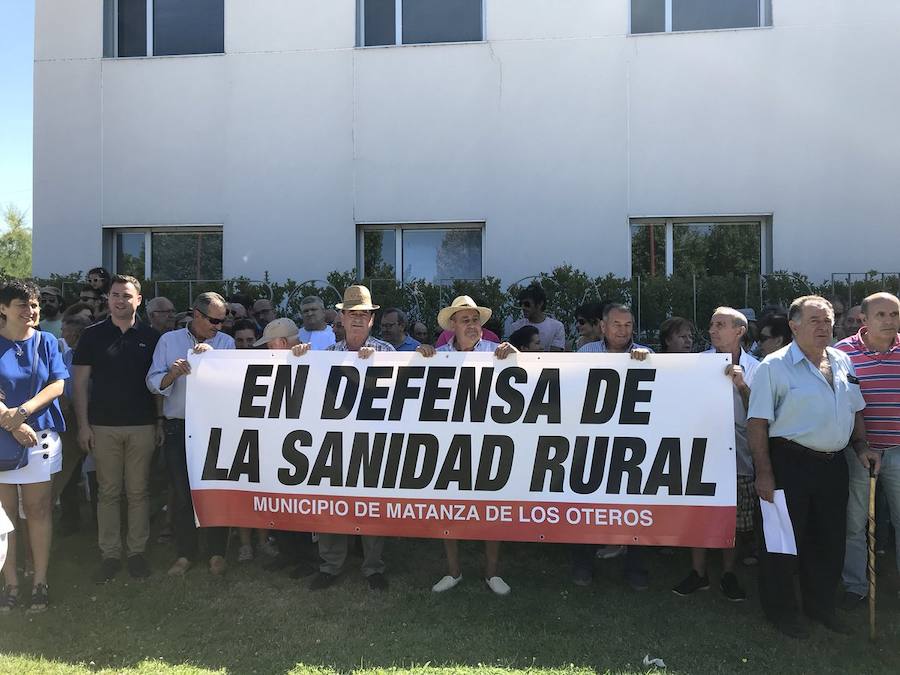 Más de 500 personas recorren las calles de Valencia de Don Juan para protestar por la falta de consultas médicas