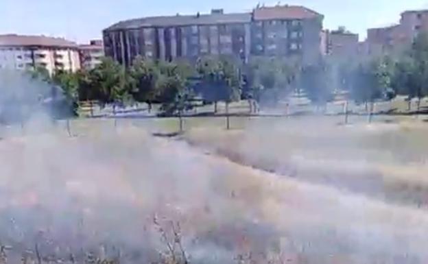 El fuego calcina parte de los márgenes del puente que une la Universidad con Mariano Andrés