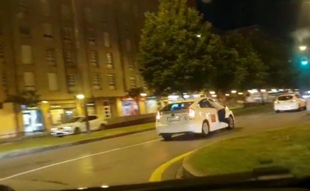 Colgado de la ventanilla de un taxi por las calles de Gijón