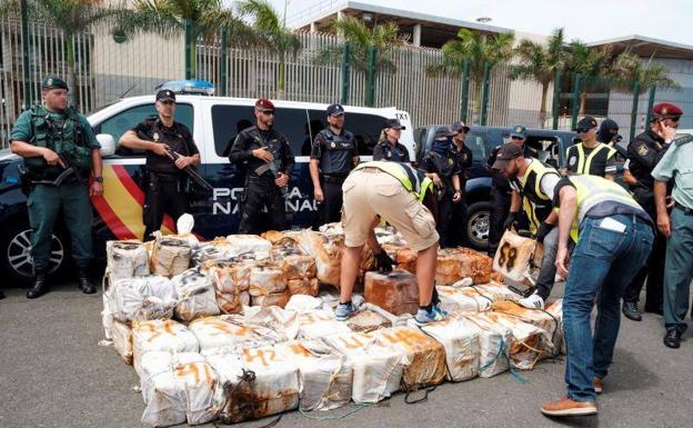 Llega a Las Palmas el barco con 2.500 kilos de cocaína interceptado en la operación contra los Charlines