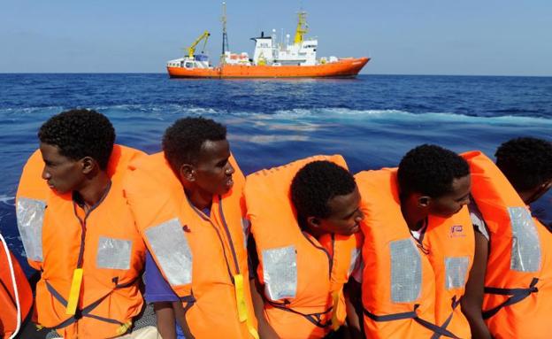 España llega a un acuerdo con Europa y acogerá a 60 inmigrantes del 'Aquarius'