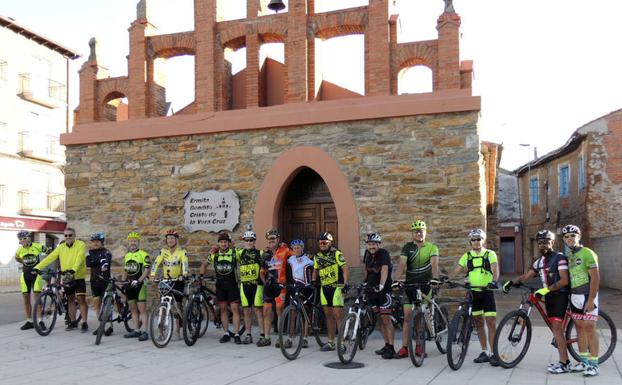 Homenaje en Castrocontrigo a dos miembros de la Asociación Ciclista 'Enterradores del Kaiku'