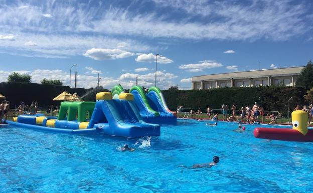 Las piscinas de Villaquilambre mejoran sus instalaciones con 1000 nuevos metros cuadrados de césped