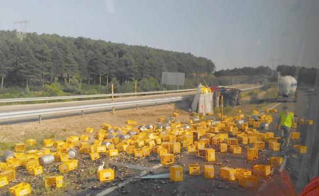 Un camionero herido leve y la A-6 cortada tras un choque entre camiones a la altura de Brazuelo