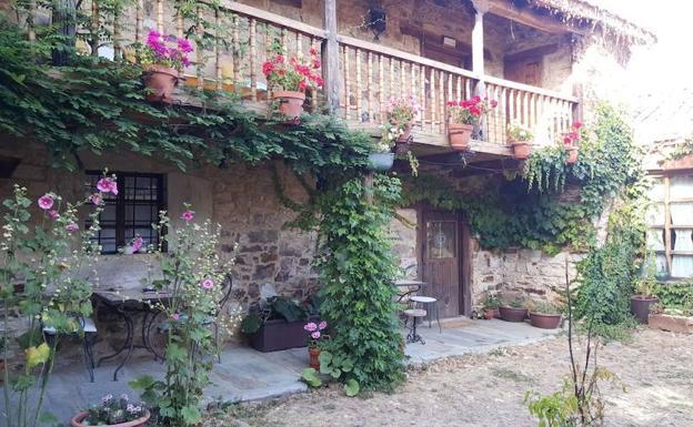 Santa Colomba de Somoza amplía la II Ferias de las Artes y los Oficios con tres patios nuevos