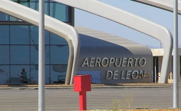 La cancelación de un segundo vuelo a Ibiza deja 'colgados' a decenas de pasajeros en León