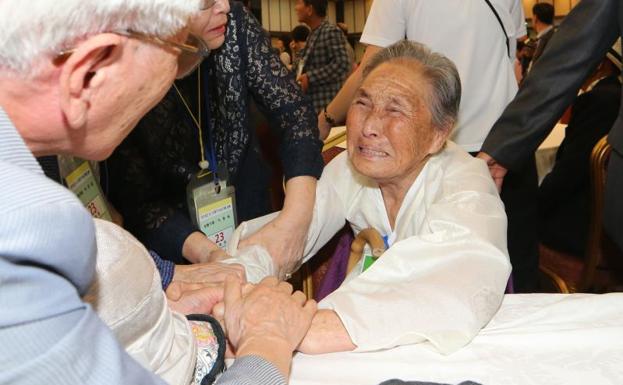 Lágrimas y abrazos en la segunda ronda de reunificaciones entre familias de las dos Coreas