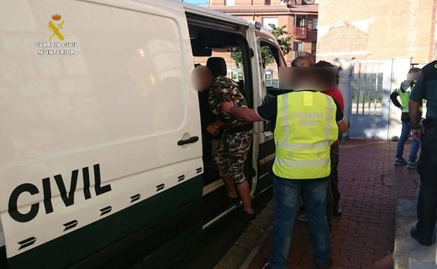 La Guardia Civil detiene a tres personas acusadas del robo en un domicilio de Bembibre