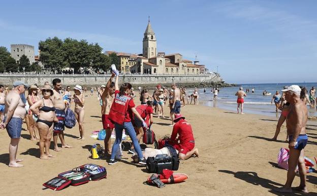 Fuera de peligro el vallisoletano de 31 años que fue rescatado en la playa de San Lorenzo de Gijón «tras ser «golpeado por una ola»