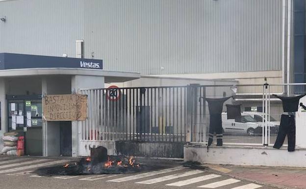 La plantilla de Vestas responde al cierre con una barricada de neumáticos en la puerta de la planta de Villadangos