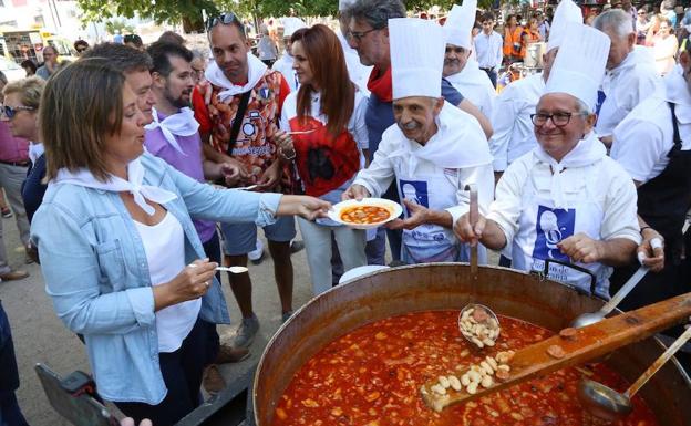 Milagros Marcos señala que Quiñones dará explicaciones en las Cortes «con absoluta normalidad»