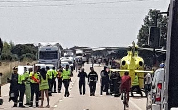 Un fallecido y dos personas heridas en la colisión frontal de dos turismos en la N-630 en Cuadros