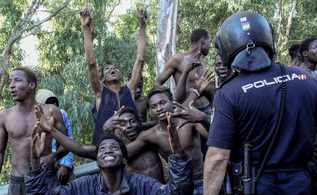 Prisión para dos jefes del violento salto a Ceuta y libertad con cargos para otros siete inmigrantes