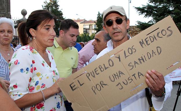 Un millar de personas sale a la calle en Astorga para defender la sanidad pública