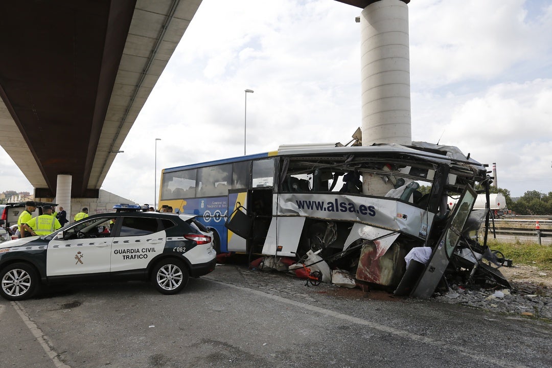 Varios fallecidos en el choque de un autobús de viajeros en Avilés