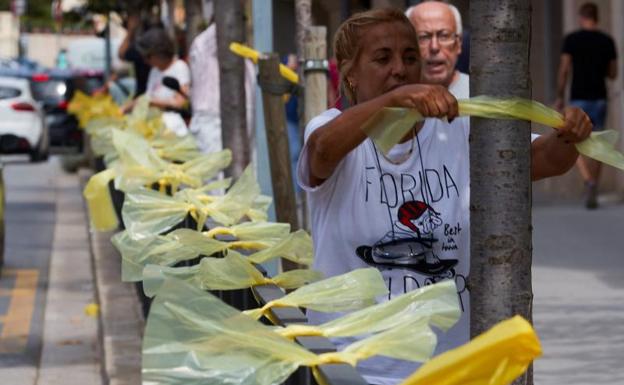 Colau rechaza quitar lazos amarillos de edificios públicos como pedía el Defensor del Pueblo