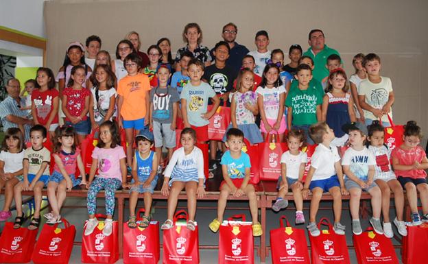 Hospital de Órbigo entrega el material escolar del Banco de Libros a los alumnos del municipio