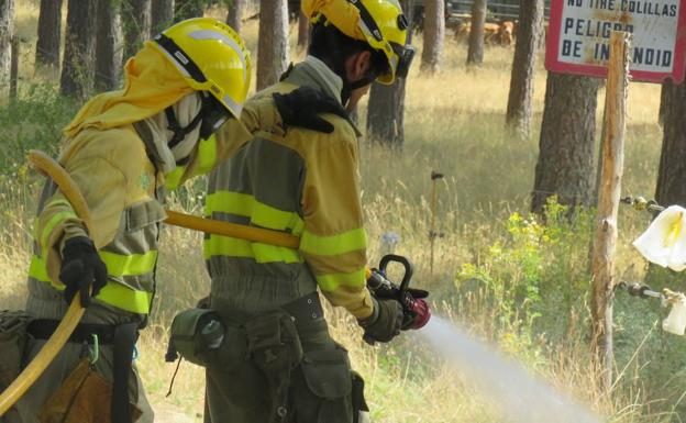 Varios medios de extinción logran controlar el incendio provocado por unos rayos en Valdeteja