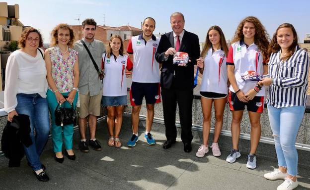 Silván agasaja a las nadadoras participantes en los campeonatos de España Júnior e Infantil