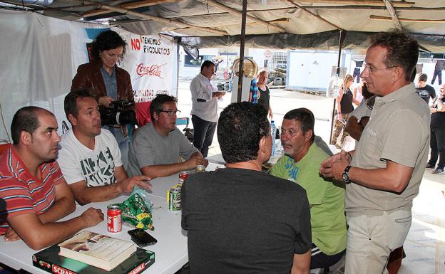 Dirigentes de UGT visitan el campamento de los trabajadores de Vestas en Villadangos del Páramo