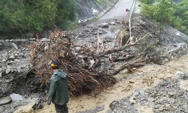 Diputación cierra al tráfico la carretera de Peñalba ante el riego de derrumbes por las lluvias