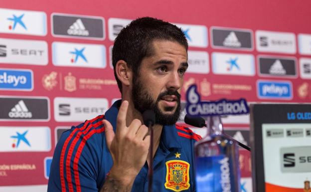 Isco: «¿Los móviles? Nos va a venir bien no estar todo el rato con la maquinita»