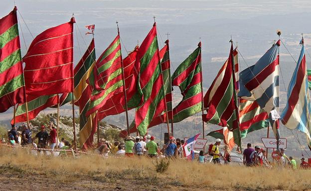 50 pendones del 'Reino de León' acuden a saludar a la Vuelta a España