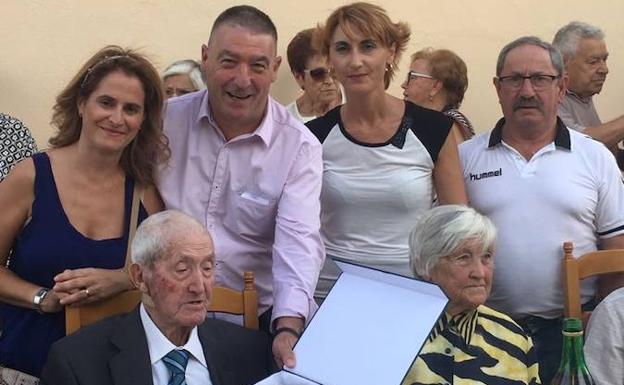 Vega de Infanzones rinde homenaje a Aquilino, su vecino más longevo