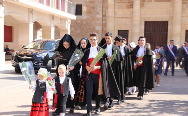 Coyanza cumple con la tradición y cierra la disputa con la 'Ofrenda del Cirio'