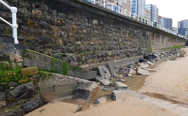 El mar se come la playa de San Lorenzo de Gijón, todo un clásico de los leoneses