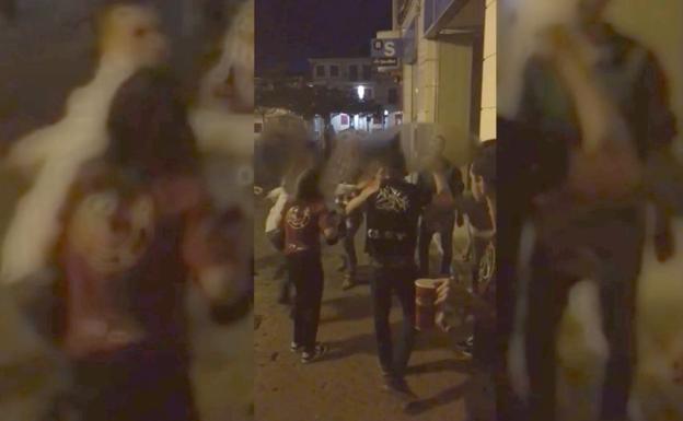 Graban una pelea nocturna en Valencia de Don Juan que acaba con dos heridos