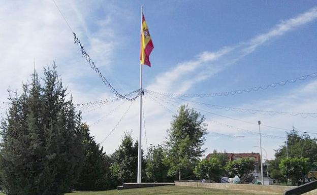 Cs llevará al pleno de Valverde su protesta por rodear la bandera de España con luces de feria