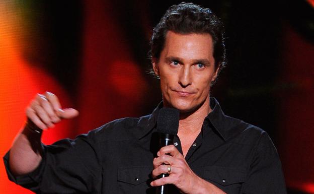 McConaughey lanza a su hijo por los aires para salvarle