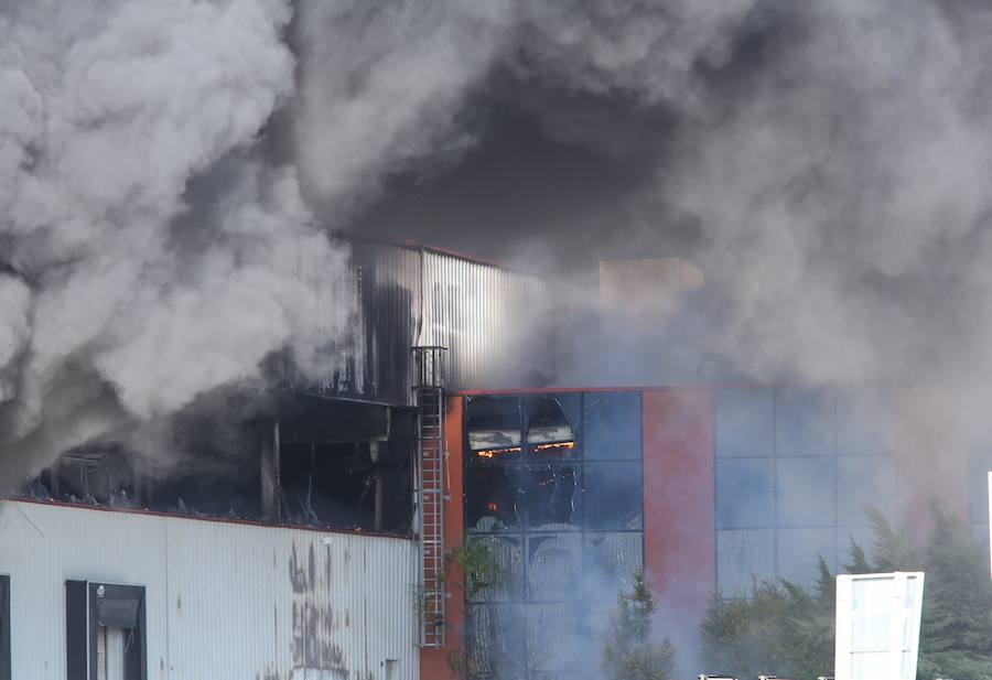 Incendio en una nave del polígono de Cabañas Raras