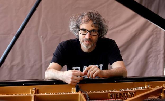 El famoso pianista James Rhodes 'se caga' en Dios y en la Iglesia tras el caso del cura Ramos Gordón