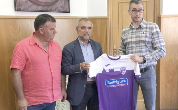Nueva 'piel' para la Escuela de Fútbol de La Bañeza