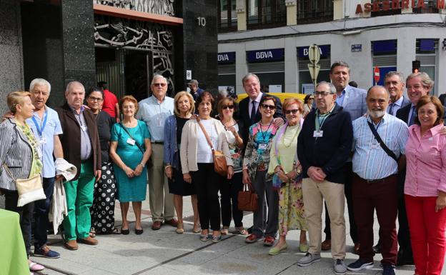El alcalde visita la mesa de Alzheimer León con motivo del Día Mundial